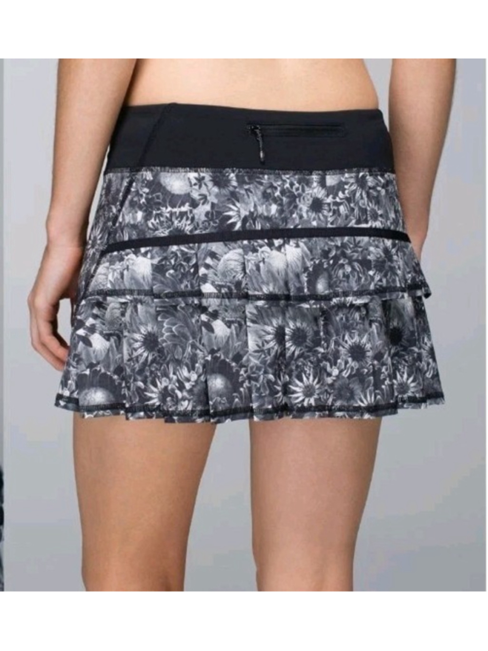 Lululemon Run Pace Setter Skirt Sz 6 Floral Flowabunga Black & White Angel Wing